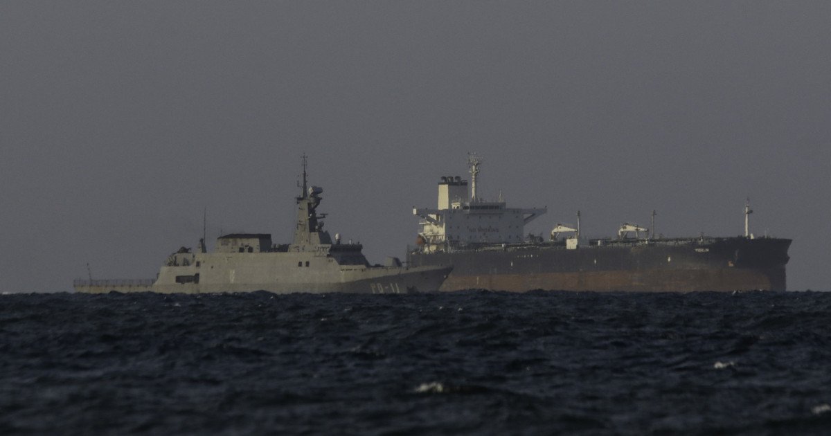 Venezuelan Regime Orders Navy to Escort Oil Tankers Following U.S. Blockade