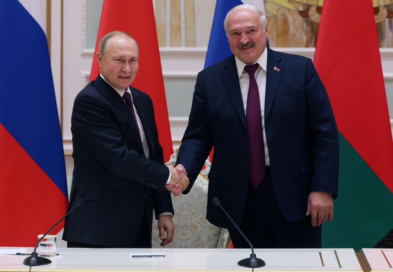 Lukashenko Presses Macron to Call Putin on Ukraine Crisis