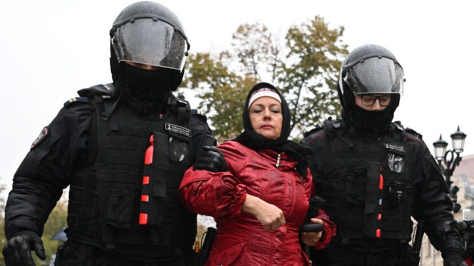 Ukrainian Draft Enforcers Detain TV Editor in Kiev During Mobilization Crackdown